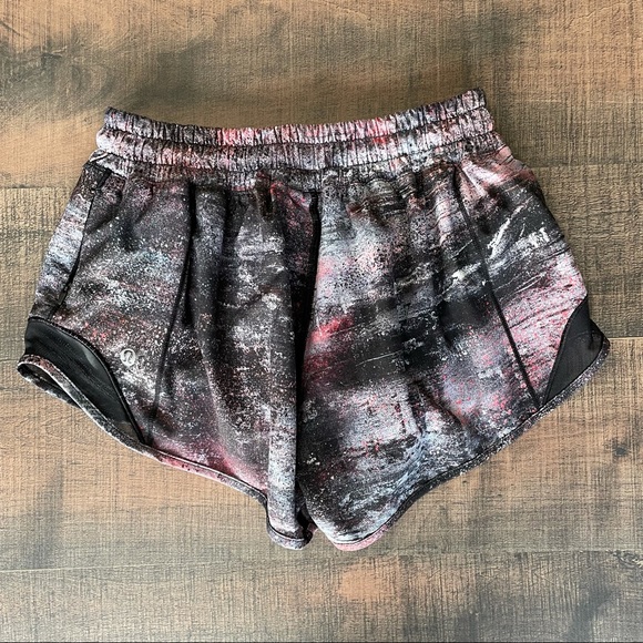 Lululemon Hotty Hot Short 2.5” - Picture 2 of 5